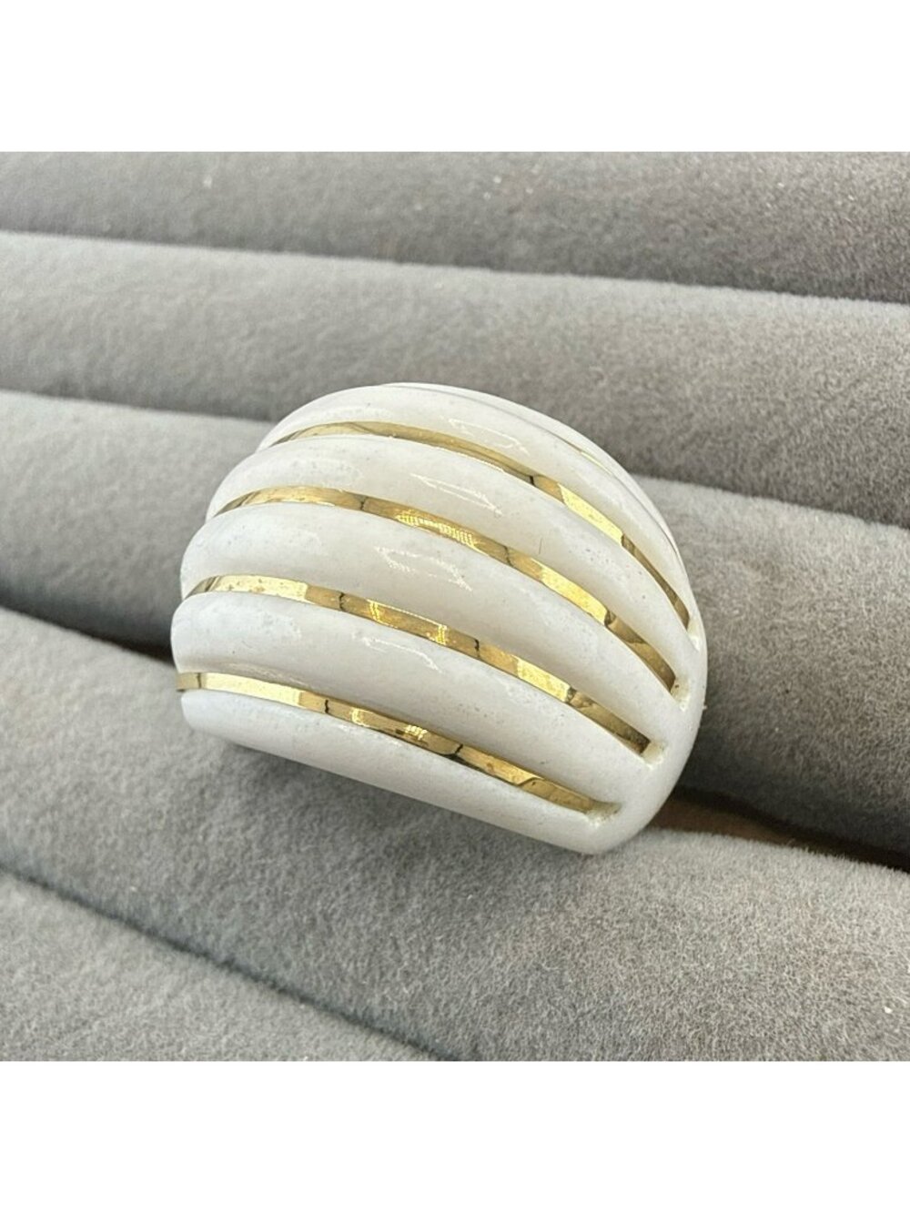 Milor Italy Ring Carved White Agate 14k Gold Striped Dome Shrimp Ribbed Sz 8.5